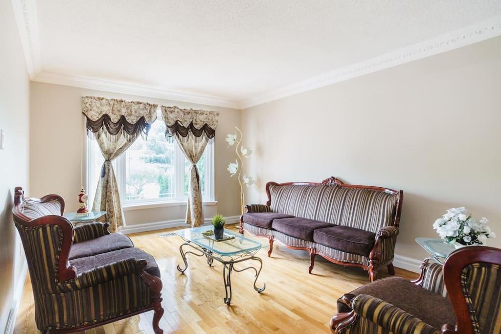 Beautiful Home 4 Bed, 3 Bath, Garage, Backyard! Mississauga Eksteriør bilde