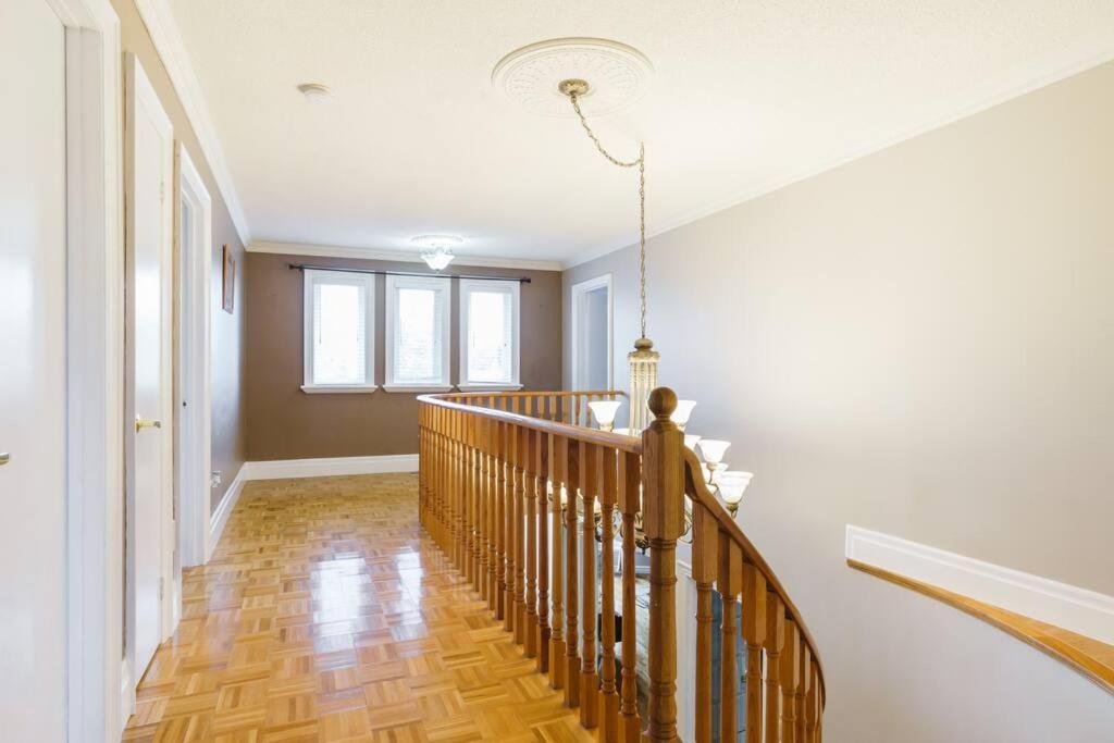 Beautiful Home 4 Bed, 3 Bath, Garage, Backyard! Mississauga Eksteriør bilde