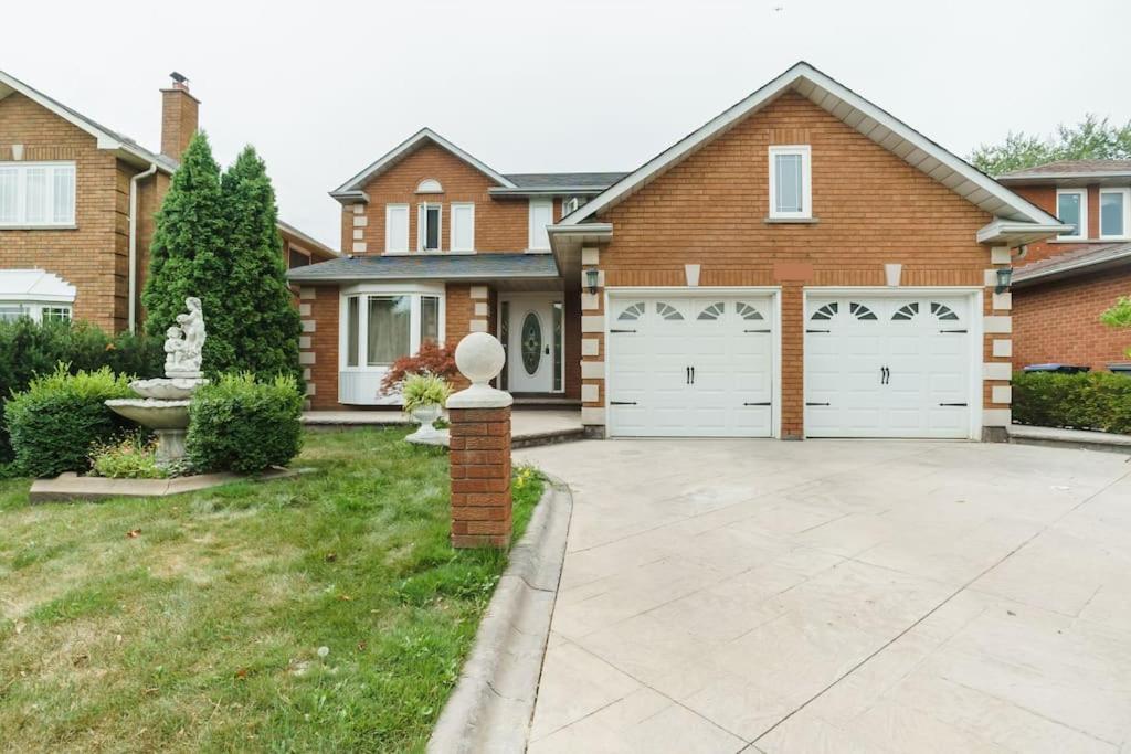 Beautiful Home 4 Bed, 3 Bath, Garage, Backyard! Mississauga Eksteriør bilde
