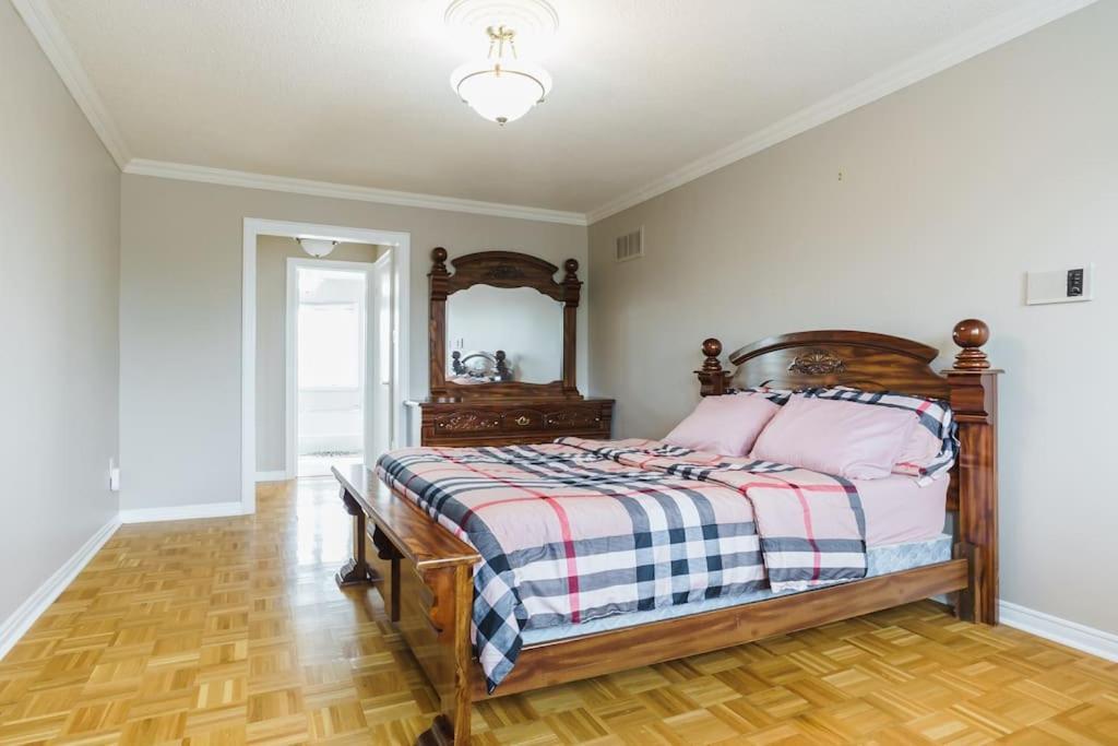 Beautiful Home 4 Bed, 3 Bath, Garage, Backyard! Mississauga Eksteriør bilde
