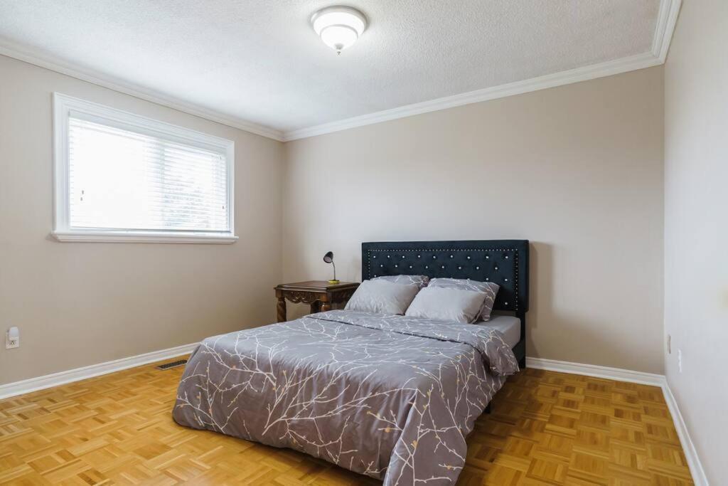 Beautiful Home 4 Bed, 3 Bath, Garage, Backyard! Mississauga Eksteriør bilde