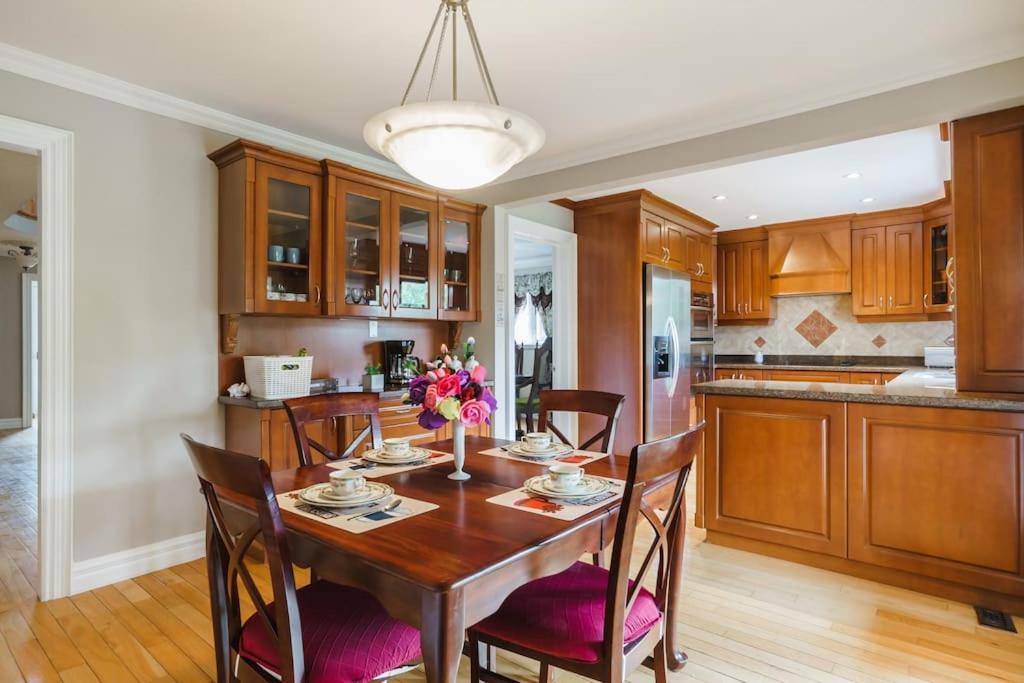 Beautiful Home 4 Bed, 3 Bath, Garage, Backyard! Mississauga Eksteriør bilde