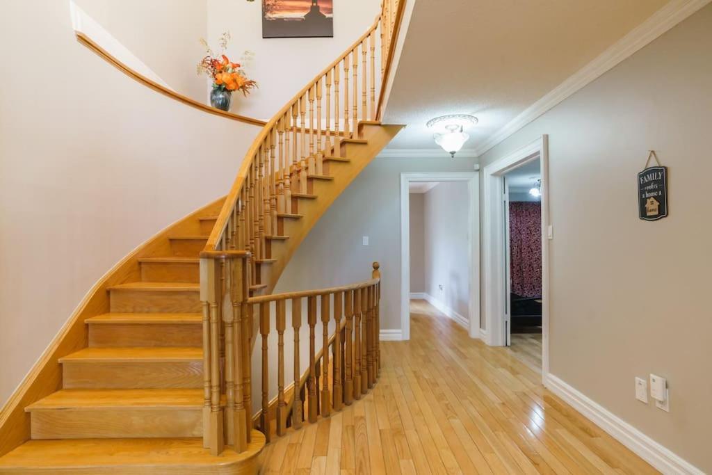 Beautiful Home 4 Bed, 3 Bath, Garage, Backyard! Mississauga Eksteriør bilde