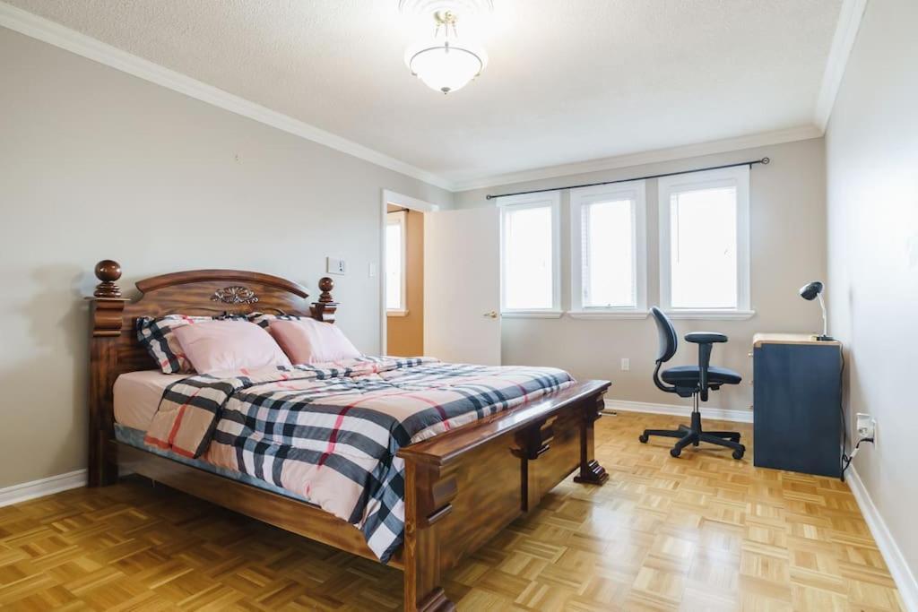 Beautiful Home 4 Bed, 3 Bath, Garage, Backyard! Mississauga Eksteriør bilde