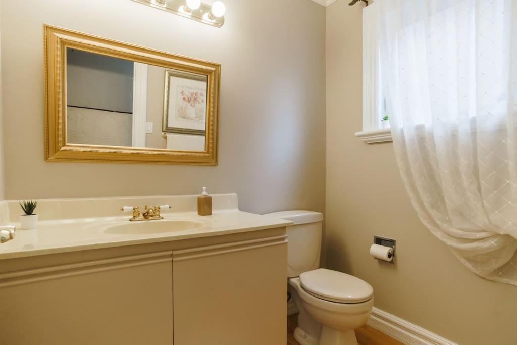Beautiful Home 4 Bed, 3 Bath, Garage, Backyard! Mississauga Eksteriør bilde