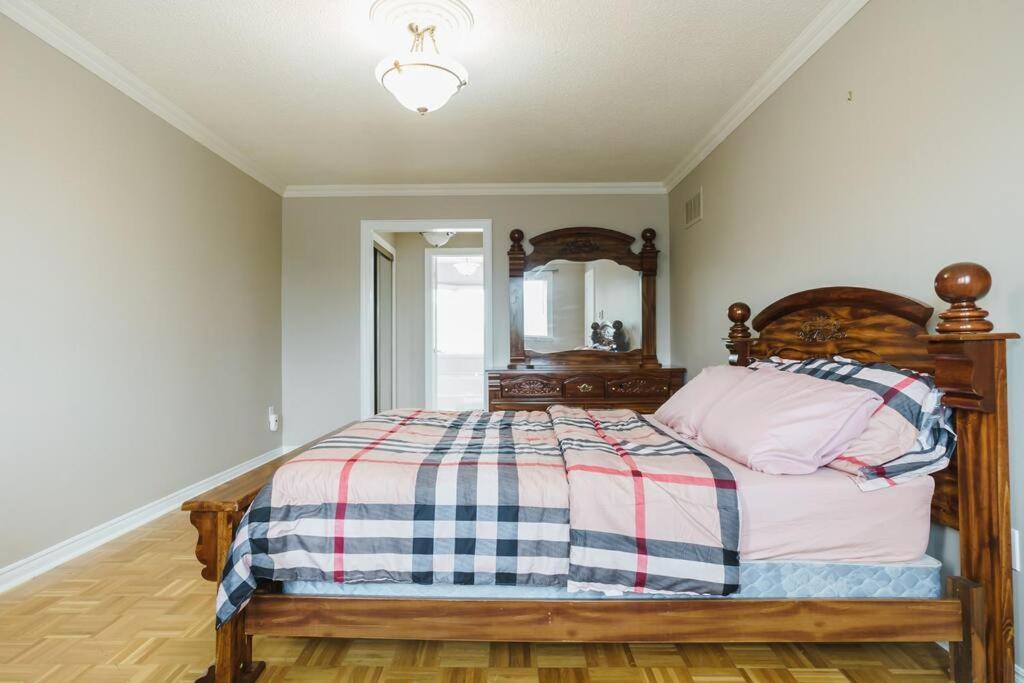 Beautiful Home 4 Bed, 3 Bath, Garage, Backyard! Mississauga Eksteriør bilde