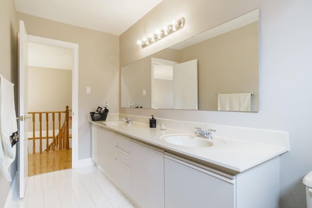 Beautiful Home 4 Bed, 3 Bath, Garage, Backyard! Mississauga Eksteriør bilde