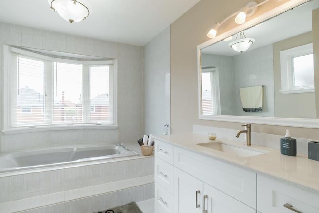 Beautiful Home 4 Bed, 3 Bath, Garage, Backyard! Mississauga Eksteriør bilde