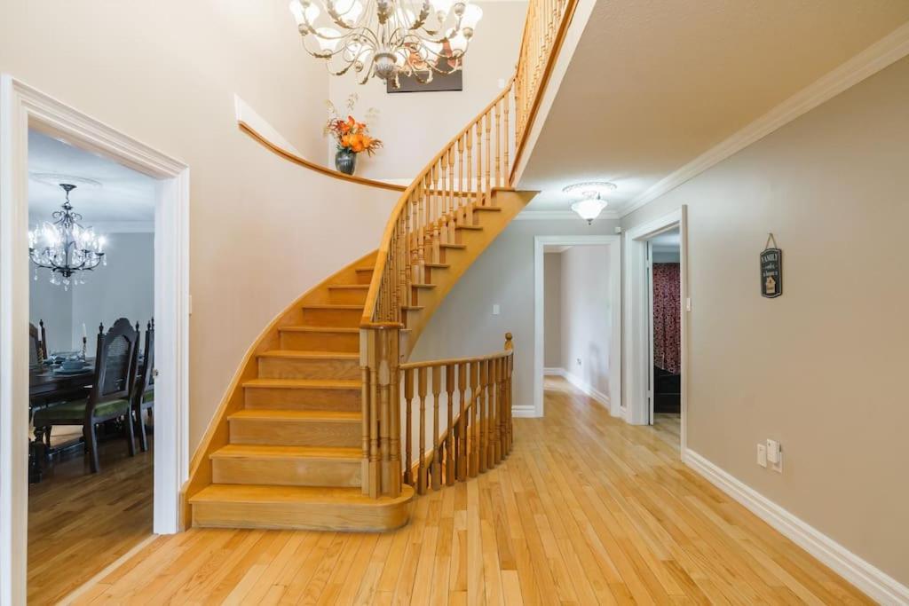 Beautiful Home 4 Bed, 3 Bath, Garage, Backyard! Mississauga Eksteriør bilde