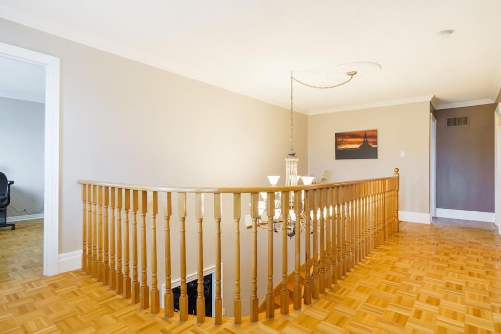 Beautiful Home 4 Bed, 3 Bath, Garage, Backyard! Mississauga Eksteriør bilde