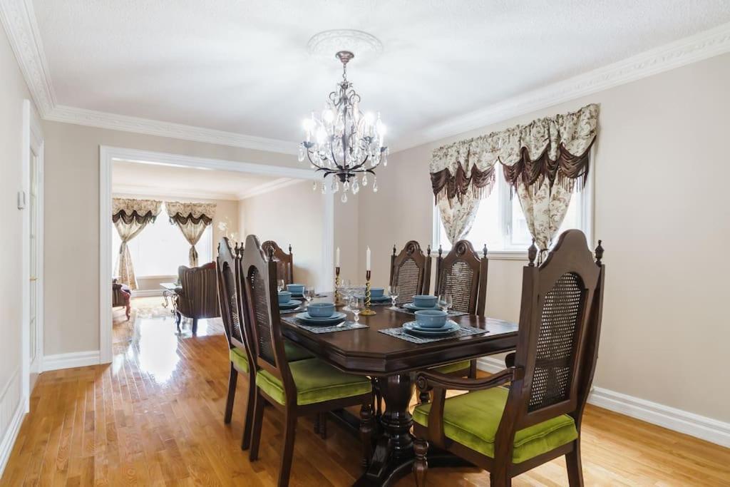 Beautiful Home 4 Bed, 3 Bath, Garage, Backyard! Mississauga Eksteriør bilde