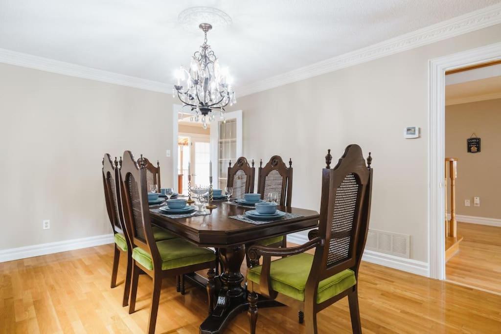 Beautiful Home 4 Bed, 3 Bath, Garage, Backyard! Mississauga Eksteriør bilde