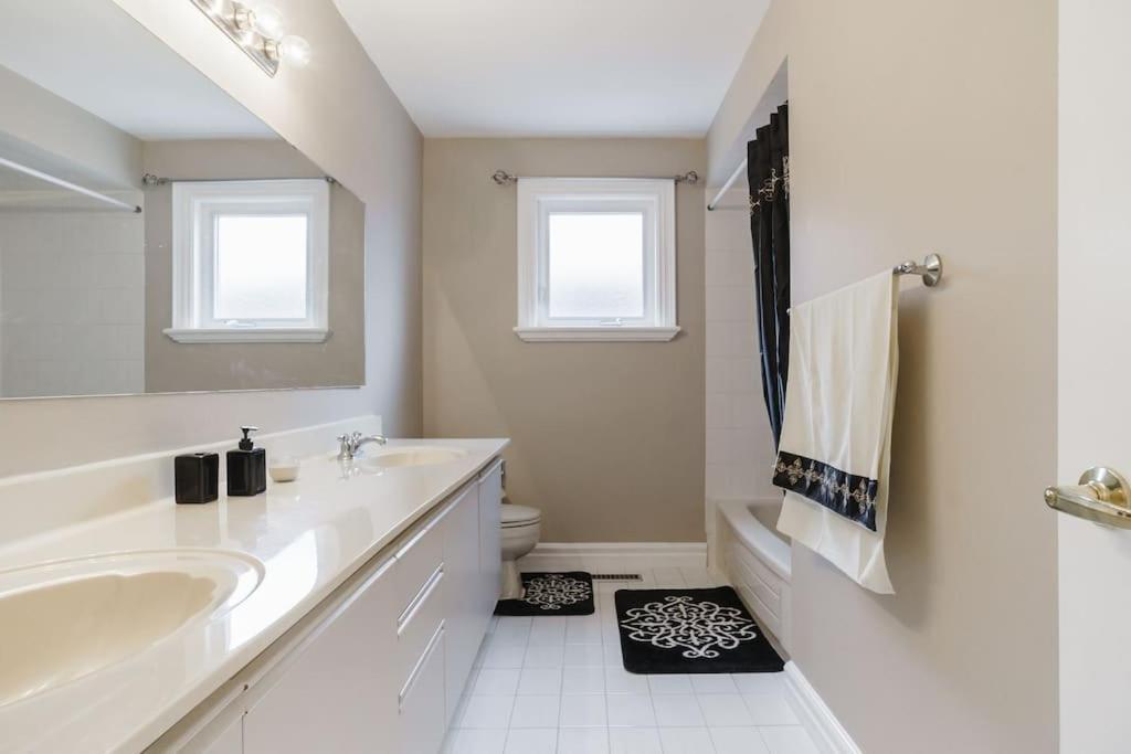 Beautiful Home 4 Bed, 3 Bath, Garage, Backyard! Mississauga Eksteriør bilde