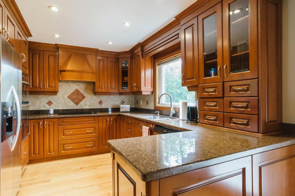 Beautiful Home 4 Bed, 3 Bath, Garage, Backyard! Mississauga Eksteriør bilde